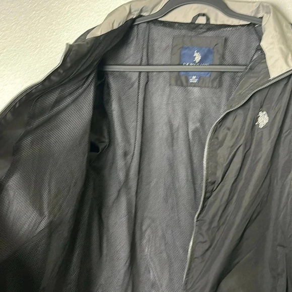 U.S. Polo Assn Men’s Mesh Lined Windbreaker in Black - Picture 4 of 7